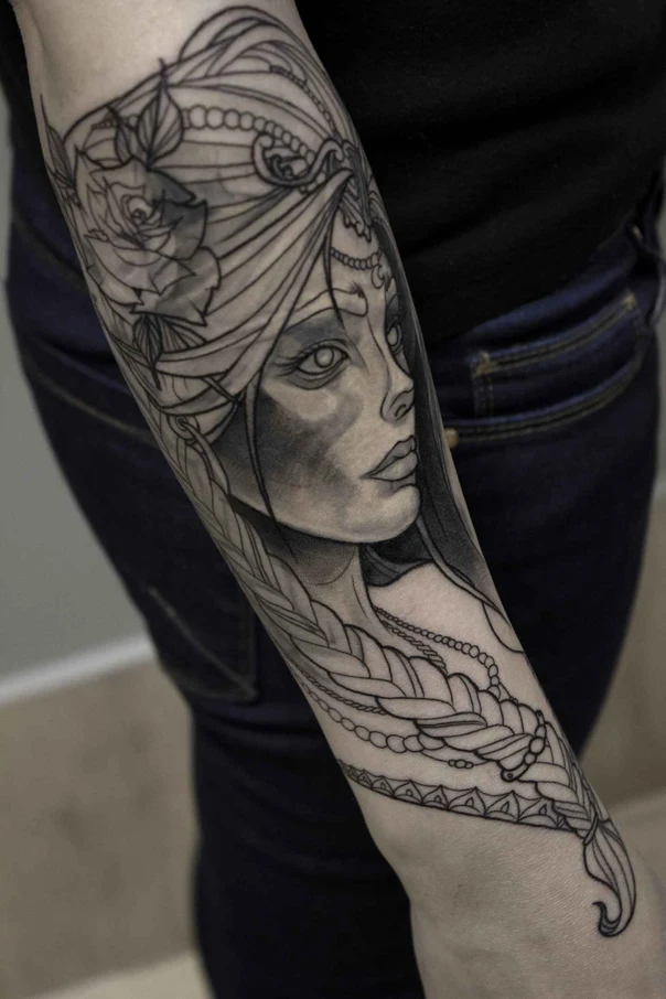 Чёрно-серая Portrait, Floral tattoo на Предплечье