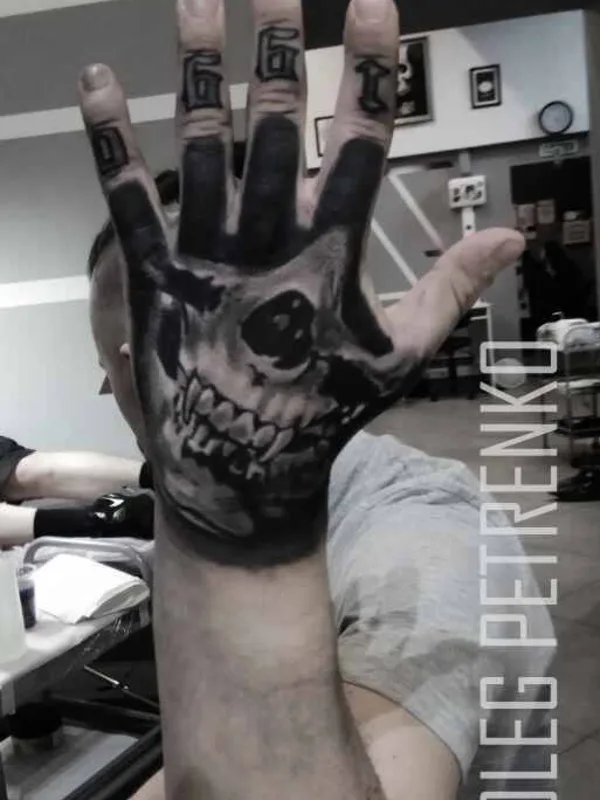 black and grey black and grey 纹身 在 hand #20279 | 纹身师 Петренко Олег