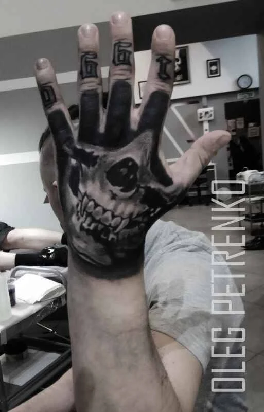 Чёрно-серая Skull, Lettering tattoo на Кисть