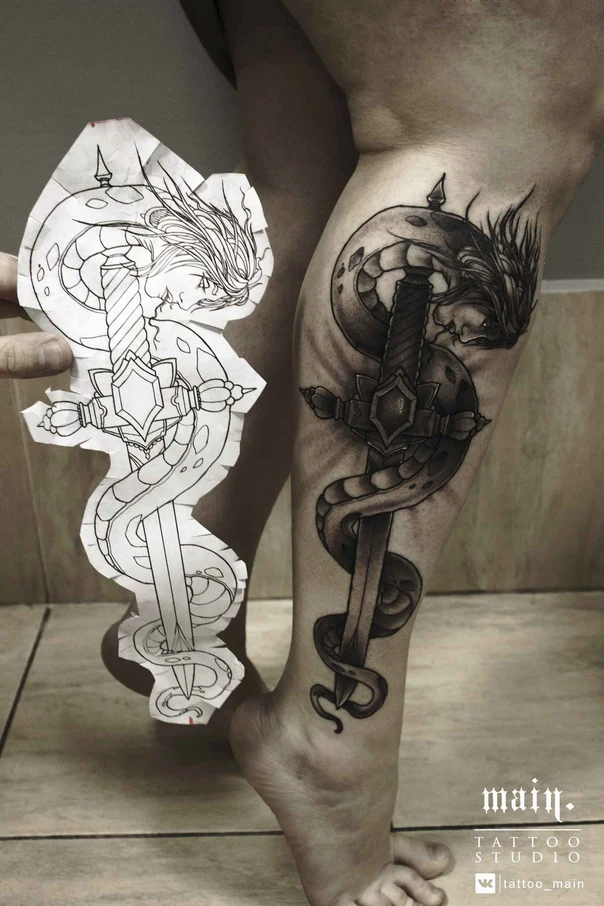 Блэкворк Snake, Sword tattoo на Икра