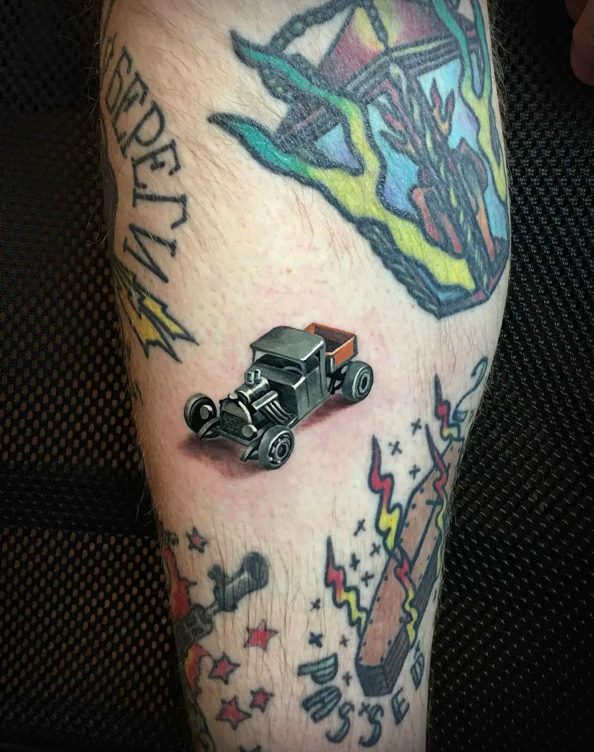 Artista di tatuaggi Zinaida Pasko, ritratto in colore e nero e grigio, realismo, minimalismo | Mosca, Russia