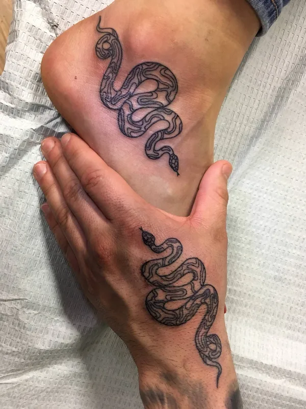 black linework tatouage sur foot #29980 | Artiste tatoueur CharlzVyachsvheya