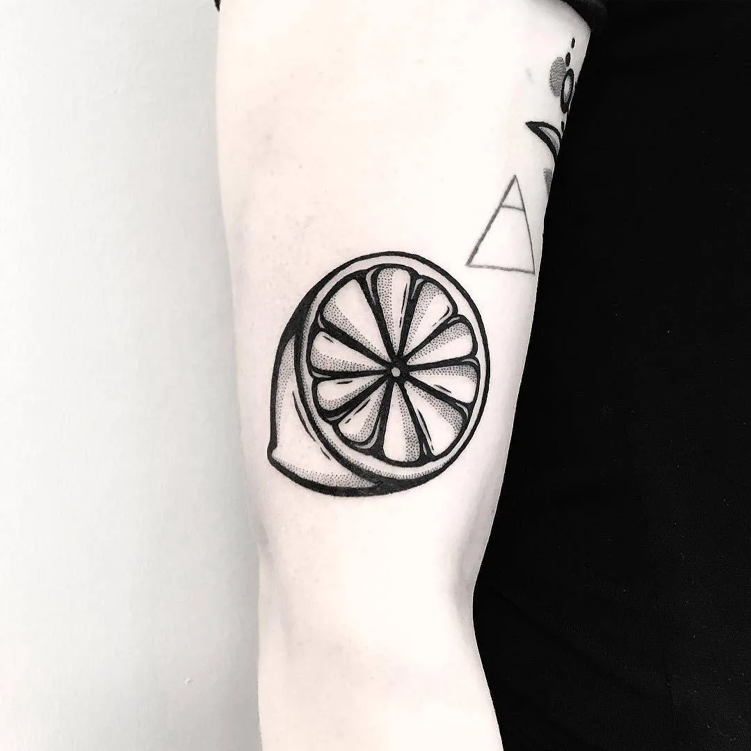 Artista de tatuagem Pulled Poltergeist, estilo black graphic tattoo | Malmo, Suécia