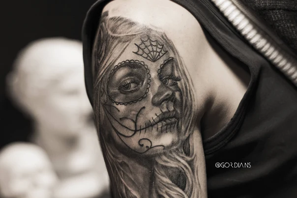 Чёрно-серая Sugar skull, Spiderweb tattoo на Плечо