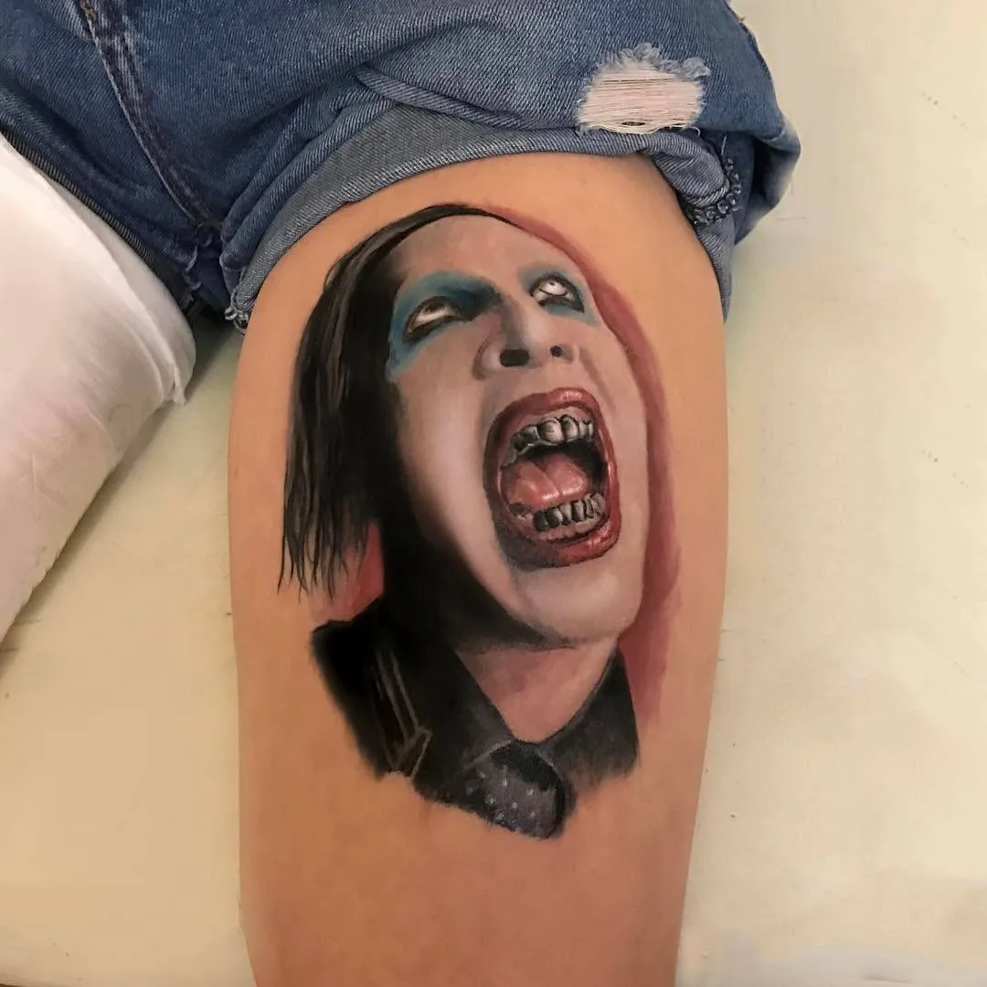 Tatuaggio di Merlin Manson di Karen Tsvetnoy