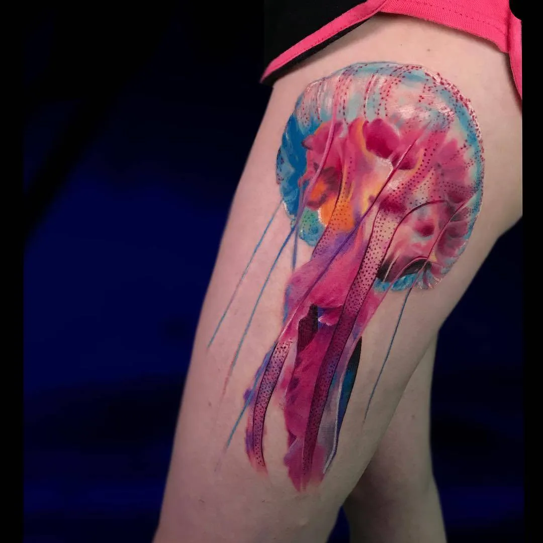 Tatuaggio di una medusa sulla gamba
