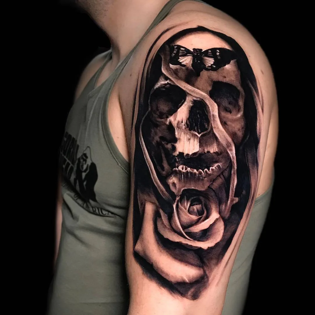 Tatuaggio nero e bianco con un cranio di Karen Tsvetnoy a Mosca