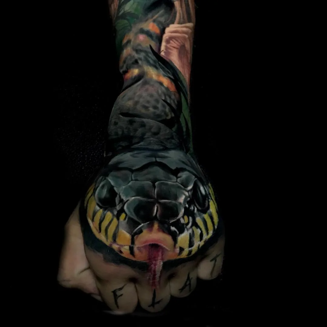 Tatuaggio con una cobra sulla mano di Karen Tsvetnoy a Mosca