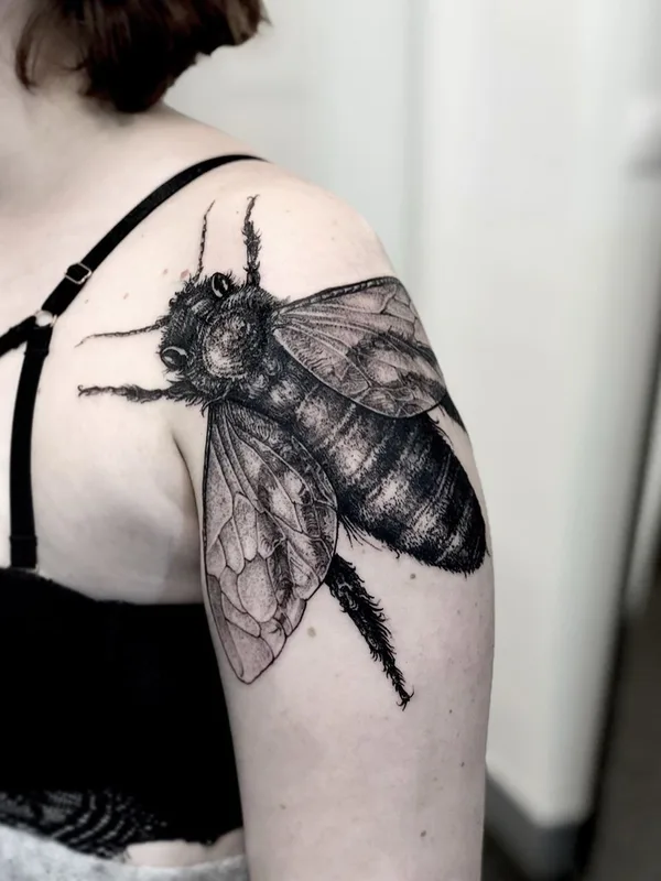 female black and grey blackwork 纹身 在 shoulder #35925 | 纹身师 Frederico Rabelo