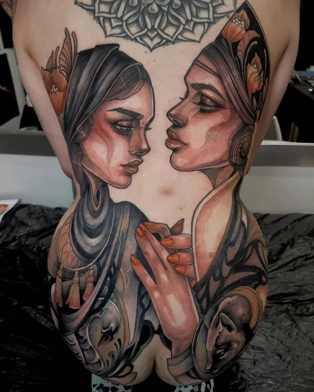 Artista del tattoo Isabella Chiara Filouino, tattoo neo tradizionale a colori | Rankweil, Austria