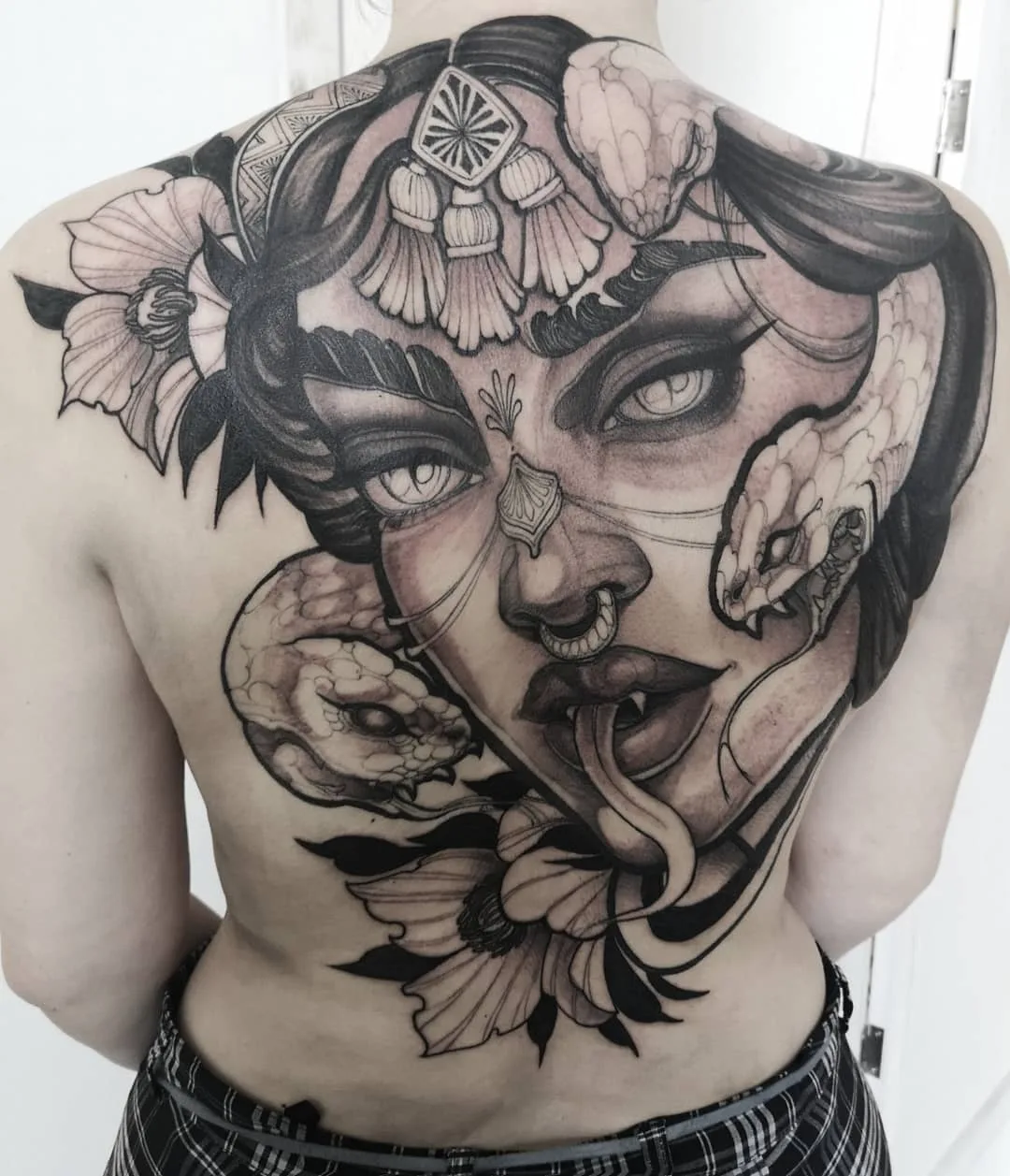 Artista del tattoo Isabella Chiara Filouino, tattoo neo tradizionale a colori | Rankweil, Austria