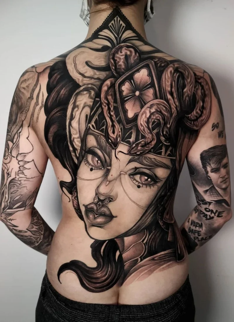 Flusso di arte neo-tradizionale in tatuaggio da parte di Isabella Chiara Filouino