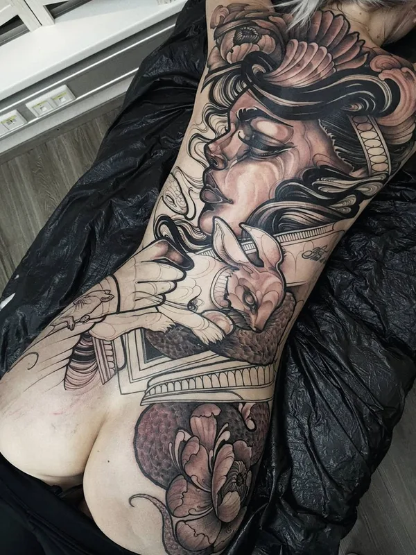 female black and grey realism Tatuagem em full back #35995 | Tatuador Isabella Chiara Filouino