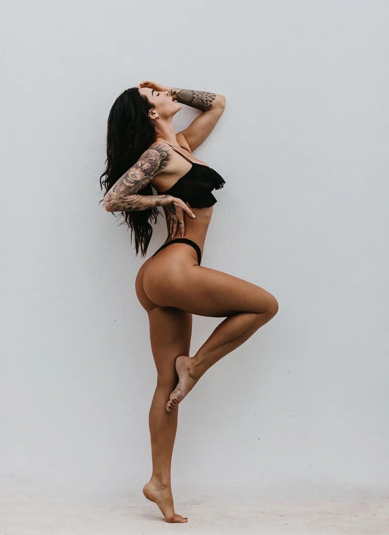 Modello fitness tatuato - Lei