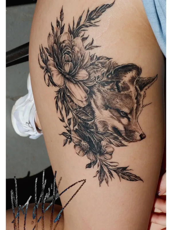 female black and grey realism tatuaje en thigh #39421 | Tatuador Виктор Крюк