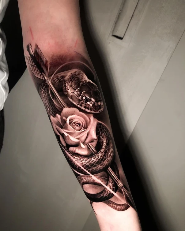 Реализм Snake, Rose tattoo на Предплечье