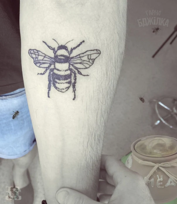 Лайнворк Bee tattoo на Предплечье