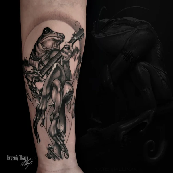 Чёрно-серая Frog, Guitar tattoo на Предплечье