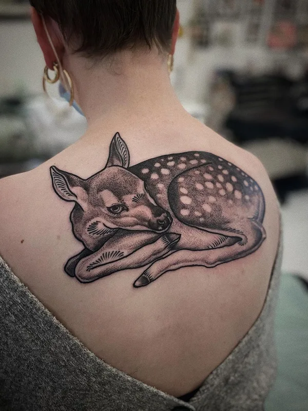 female black and grey black and grey tatuaje en shoulder blade #54180 | Tatuador Agne Hurt