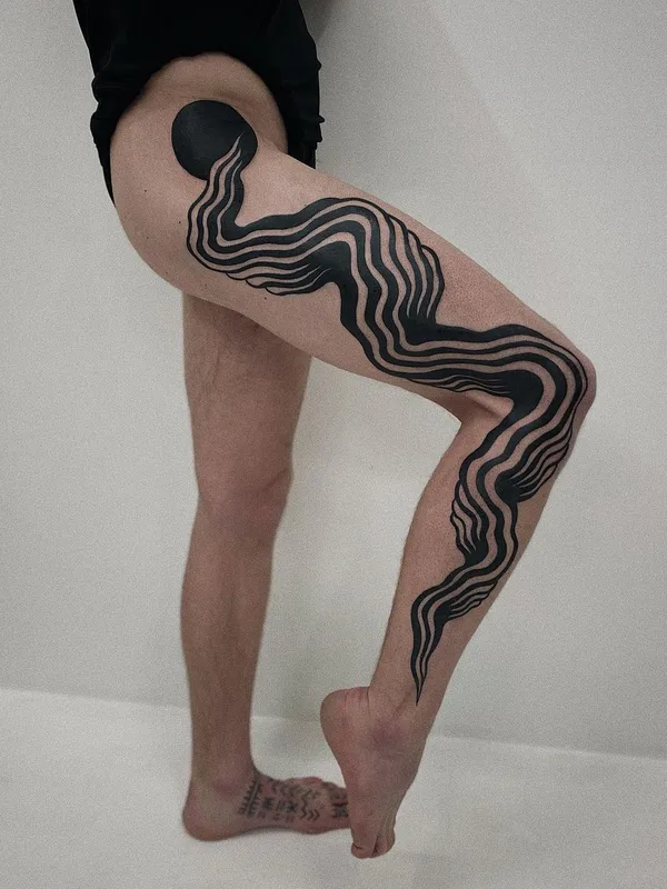 black blackwork tatuaje en thigh #54178 | Tatuador Agne Hurt