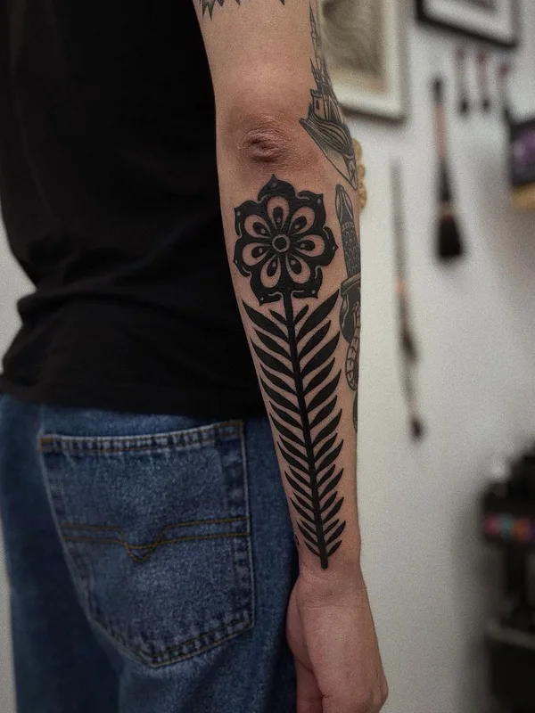 black blackwork tatuaje en forearm #54172 | Tatuador Agne Hurt