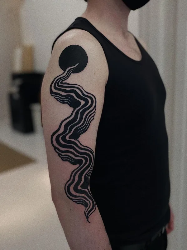 black blackwork tatuaje en upper arm #54183 | Tatuador Agne Hurt