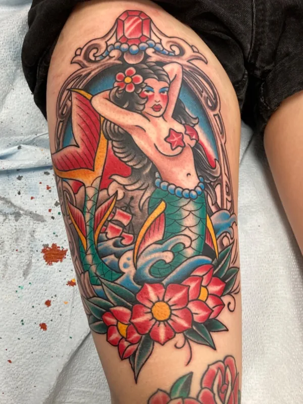 female color traditional tatouage sur thigh #54560 | Artiste tatoueur Kirk Sheppard