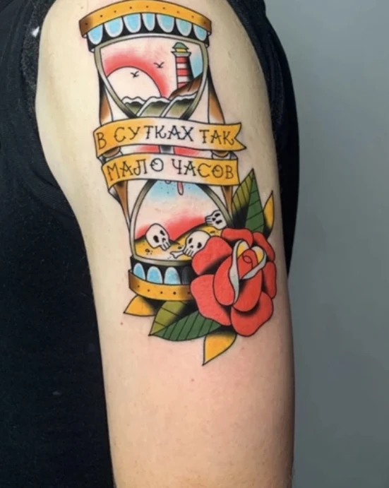 Традиционная Hourglass, Rose tattoo на Плечо