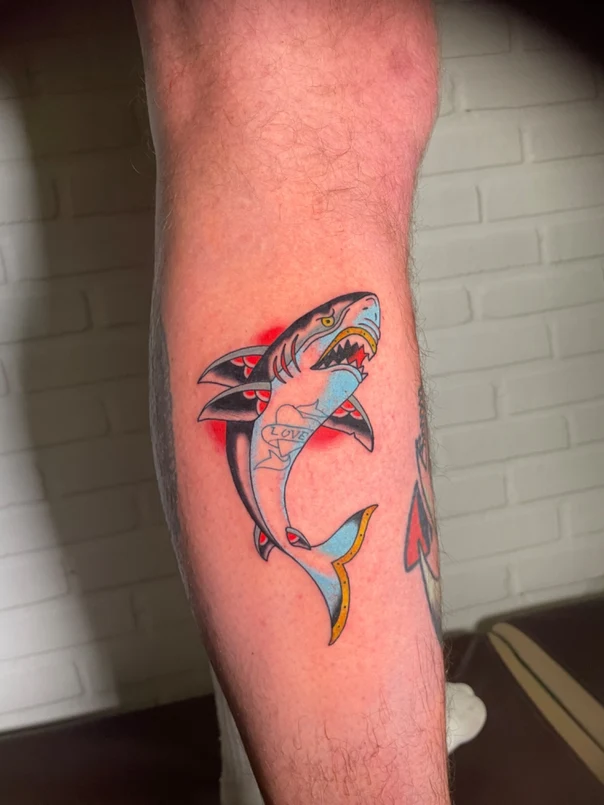 Традиционная Shark, Love tattoo на Икра
