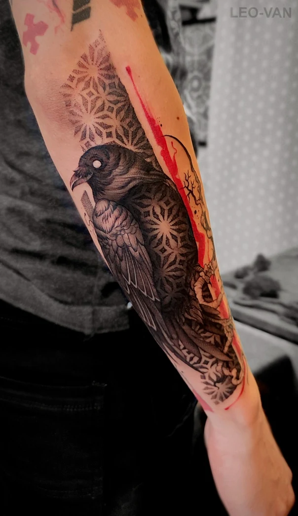 Иллюстративная Crow, Geometric tattoo на Предплечье
