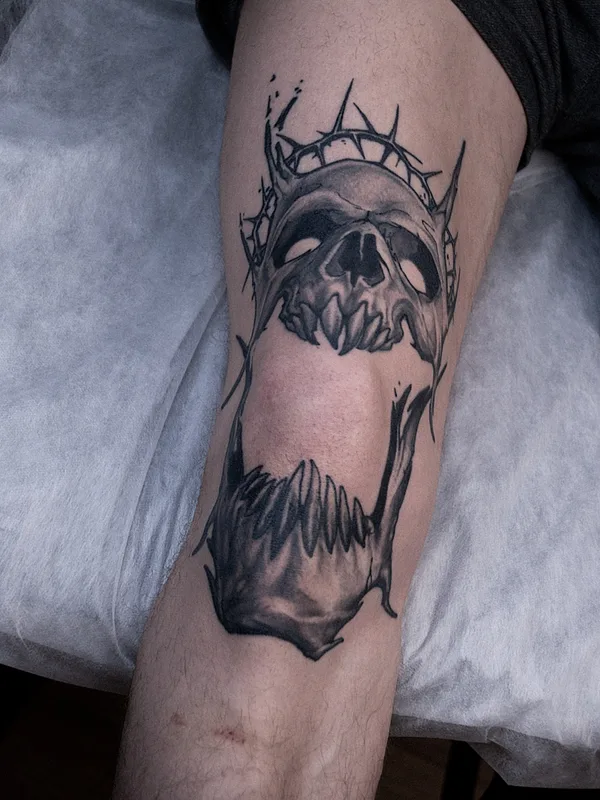 black and grey black and grey tattoo auf knee #68059 | Tätowierer Паша MRXN