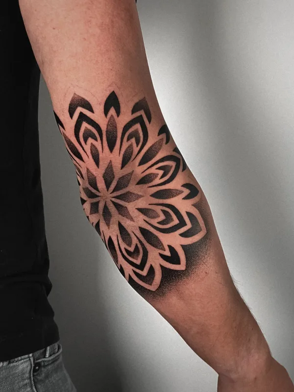 black blackwork Tatuaggio su forearm #68306 | Tatuatore Jaris Ink