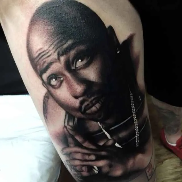 Tatuaggio dell'artista Levi Barnett, realismo a colori