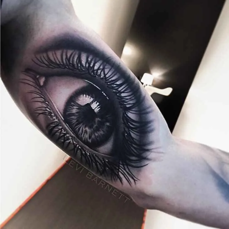 Tatuaggio dell'artista Levi Barnett, realismo a colori