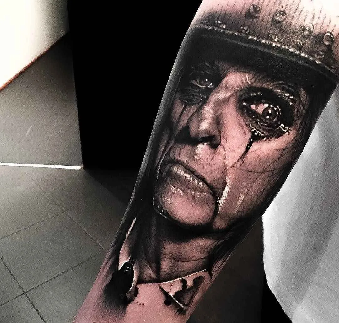 Tatuaggio dell'artista Levi Barnett, realismo a colori
