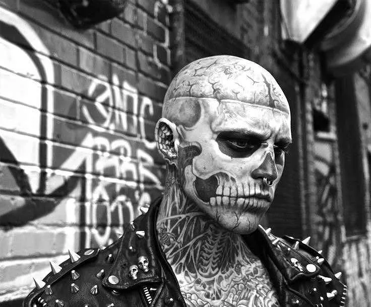 Modello tatuato Rick &laquo;Zombie boy&raquo; Genest, fotografia alternativa | Canada