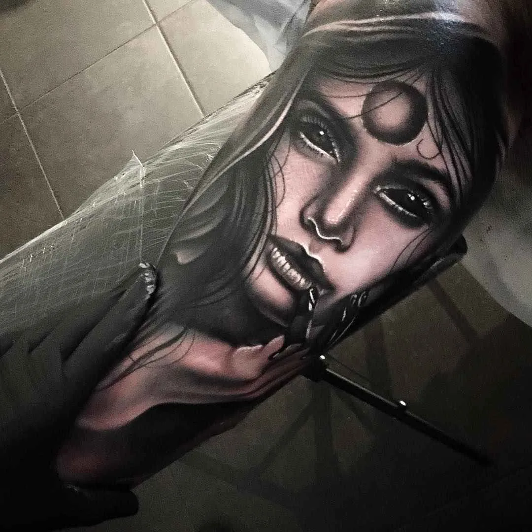 Tatuaggio dell'artista Levi Barnett, realismo a colori