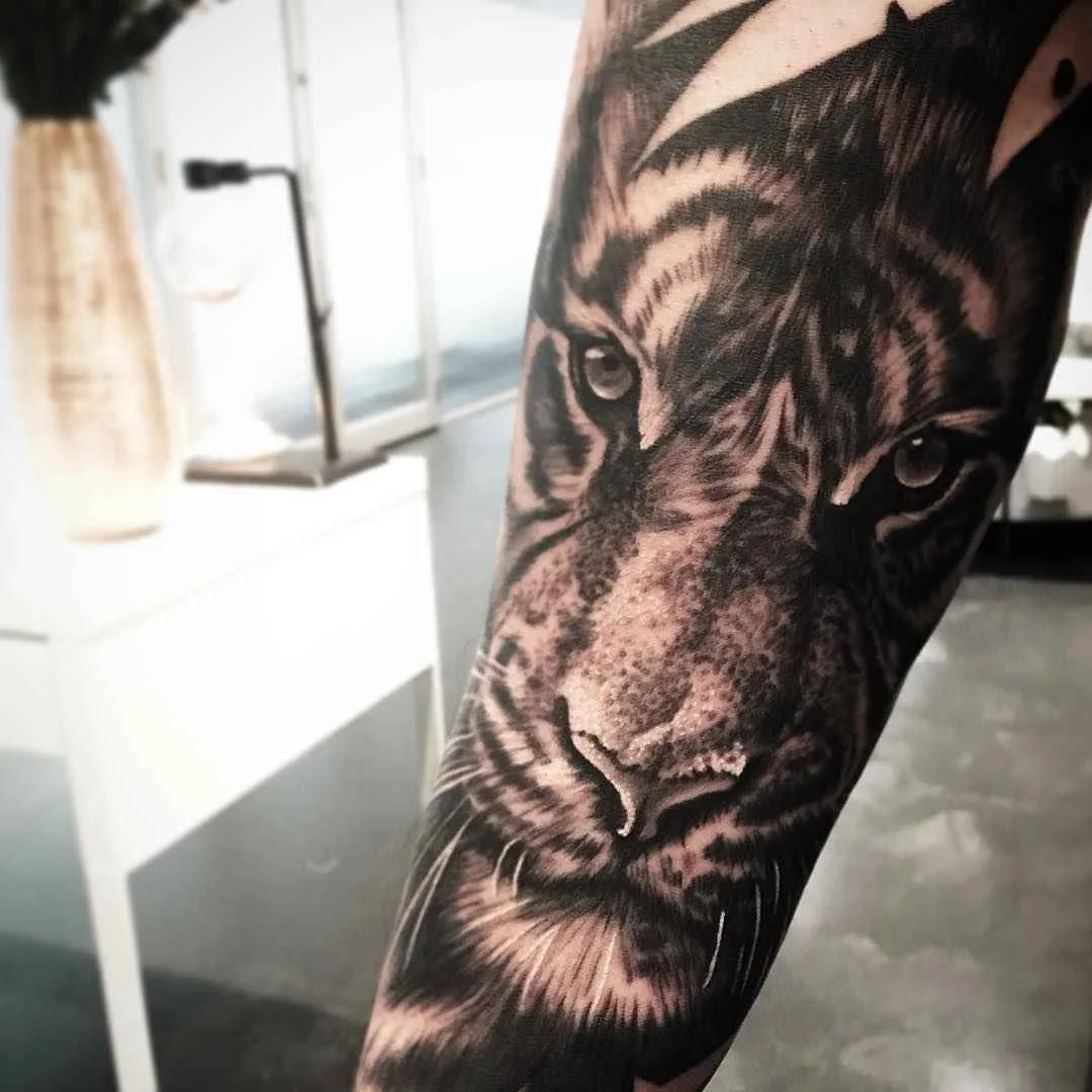 Tatuaggio dell'artista Levi Barnett, realismo a colori