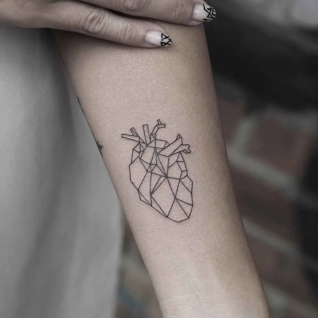 Il tatuaggio del cuore: svelare il simbolismo e le profondità emotive - image 2