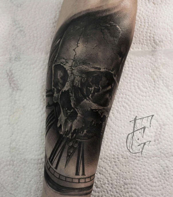 Чёрно-серая Skull, Clock tattoo на Предплечье