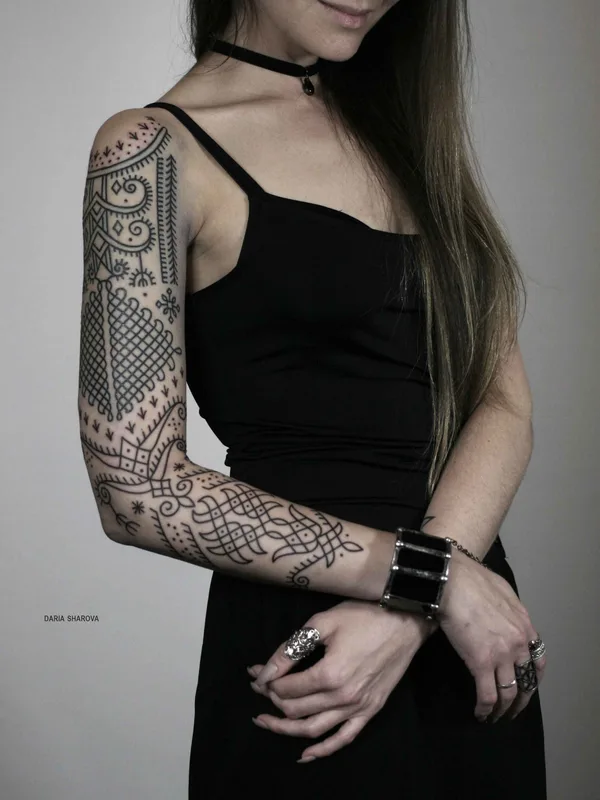 female black geometric tatuaje en full sleeve #10930 | Tatuador Daria Sharova
