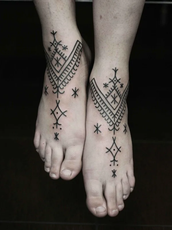 black linework tatuaje en foot #10935 | Tatuador Daria Sharova
