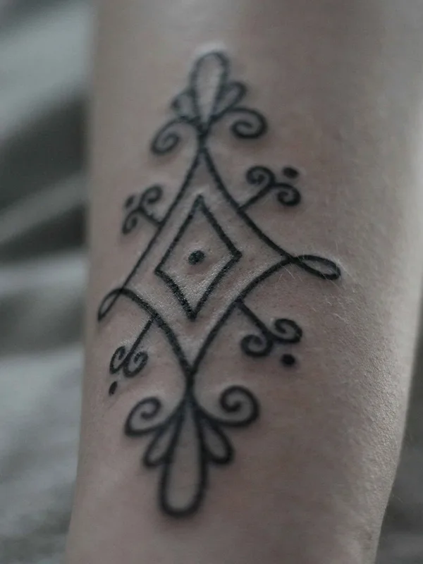 black linework tatuaje en forearm #10936 | Tatuador Daria Sharova