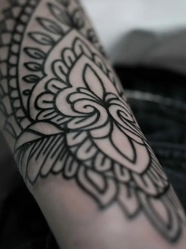 black mandala tatuaje en forearm #10937 | Tatuador Daria Sharova