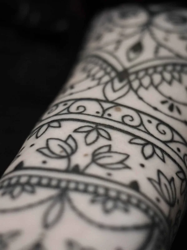black ornamental tatuaje en forearm #10934 | Tatuador Daria Sharova
