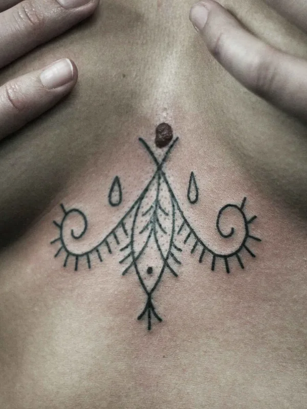 female black linework tatuaje en sternum #10933 | Tatuador Daria Sharova