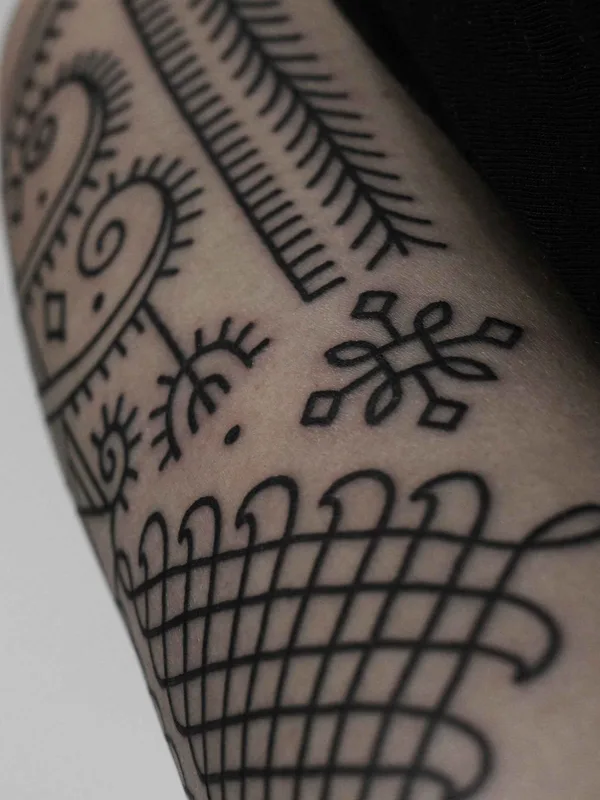 black linework tatuaje en forearm #10926 | Tatuador Daria Sharova