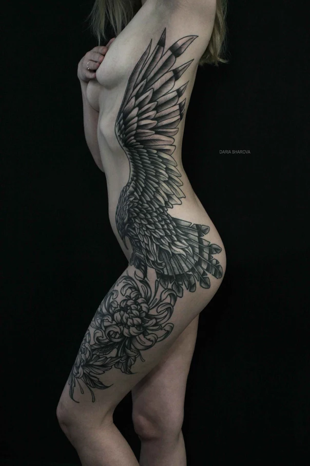 Чёрно-серая Wings, Flower tattoo на Thigh