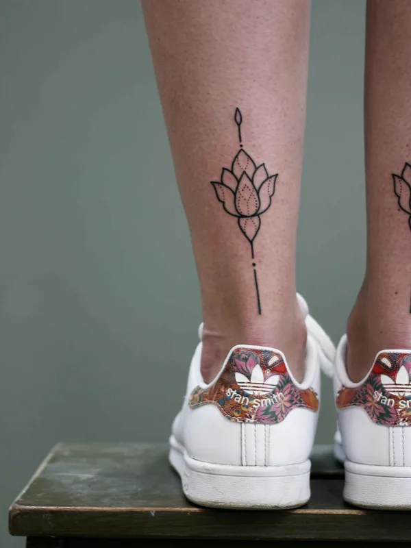 black linework tatuaje en calf #10928 | Tatuador Daria Sharova
