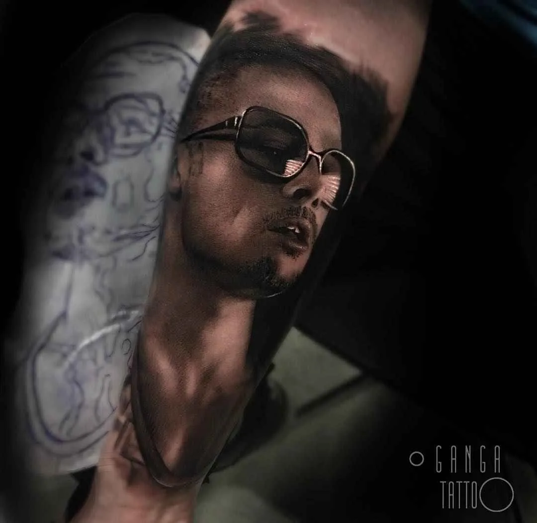 Artista de tatuagem Ganga, retrato em preto e cinza realismo em tatuagem | Espanha